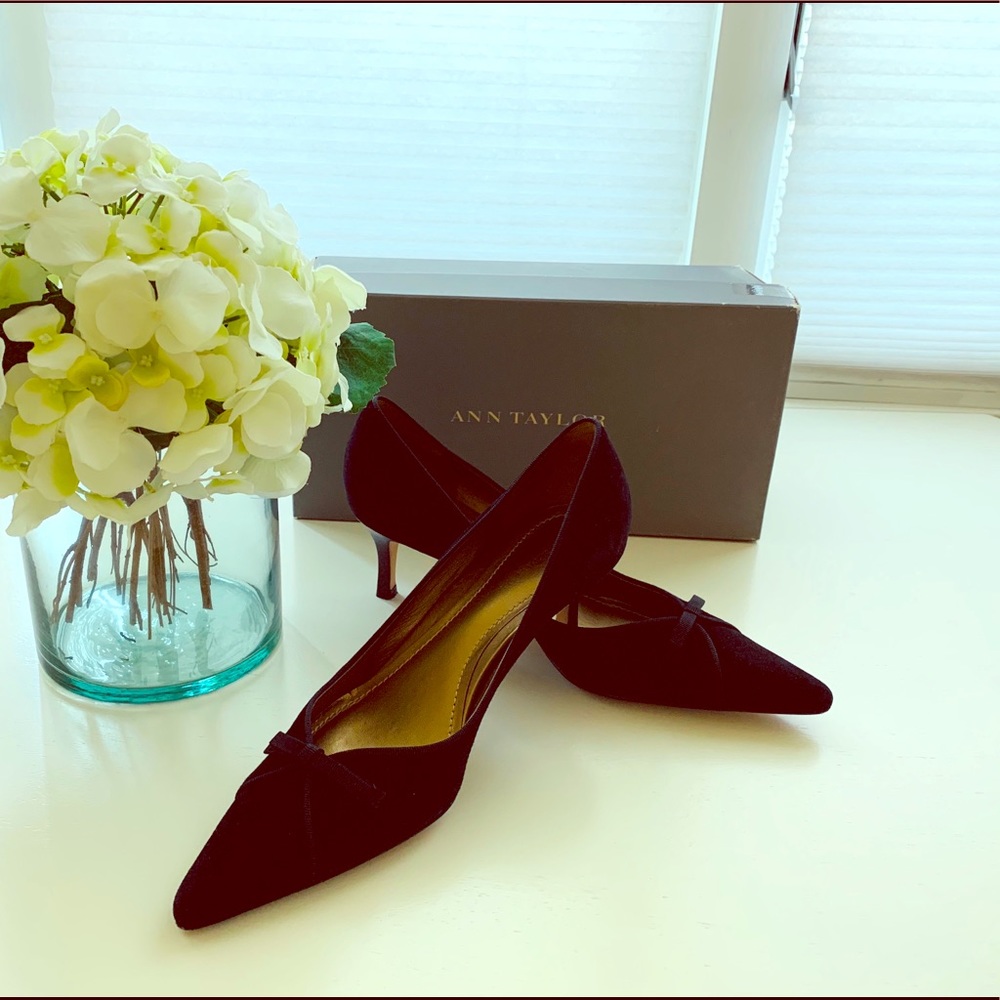 Ann Taylor Paulina Black Suede Kitten Heel 7M
